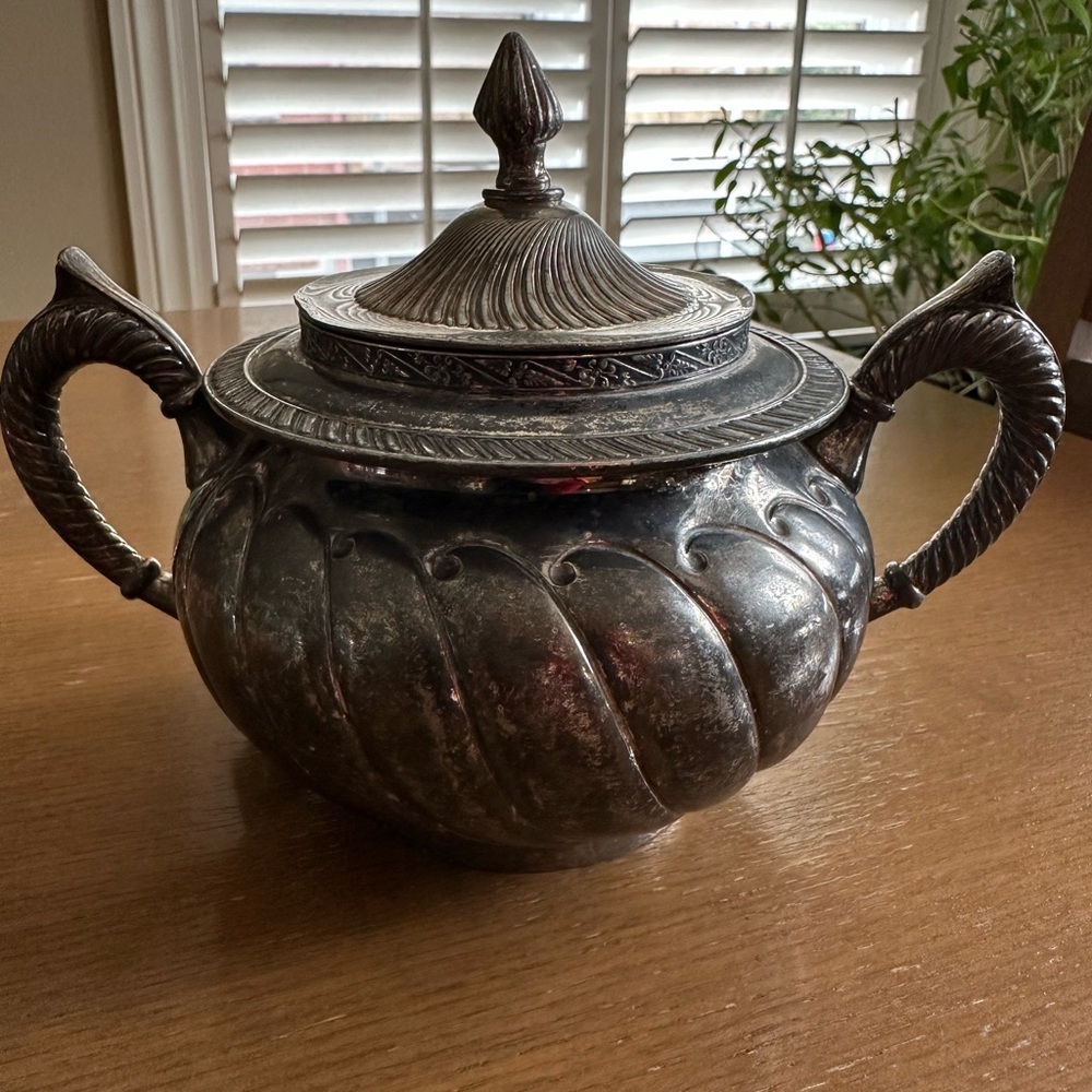 Meriden B Company Elegant Silver quadruple plated Lidded Sugar Bowl
